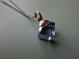 Swarovski Halskette mit hellblauem Kristall- Anhänger