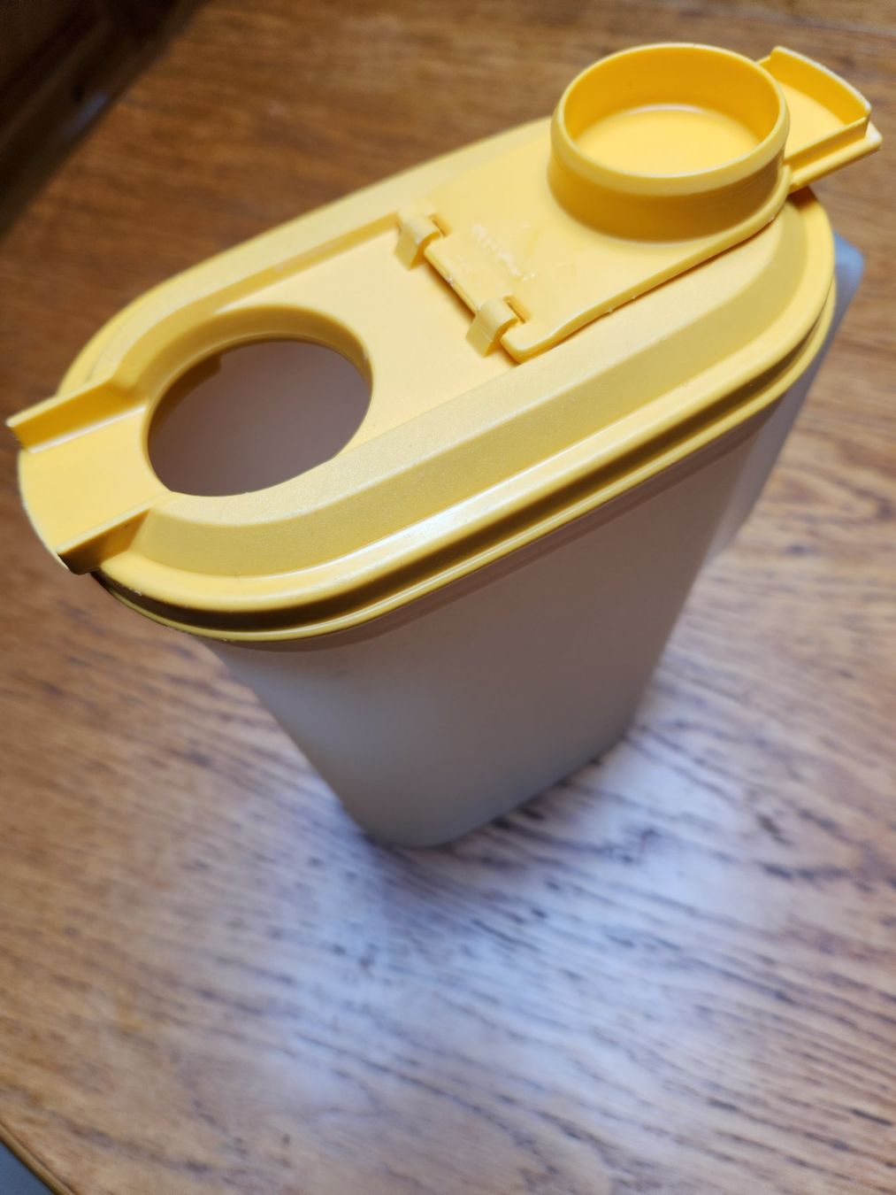 Tupperware Contenitori & Simili: Tupperware Krug 2.0l  Gelb – Usato da Gstaad venduto da Meiel2020 2