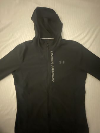 Veste Under Armour à capuche noire Taille M pour le printemp