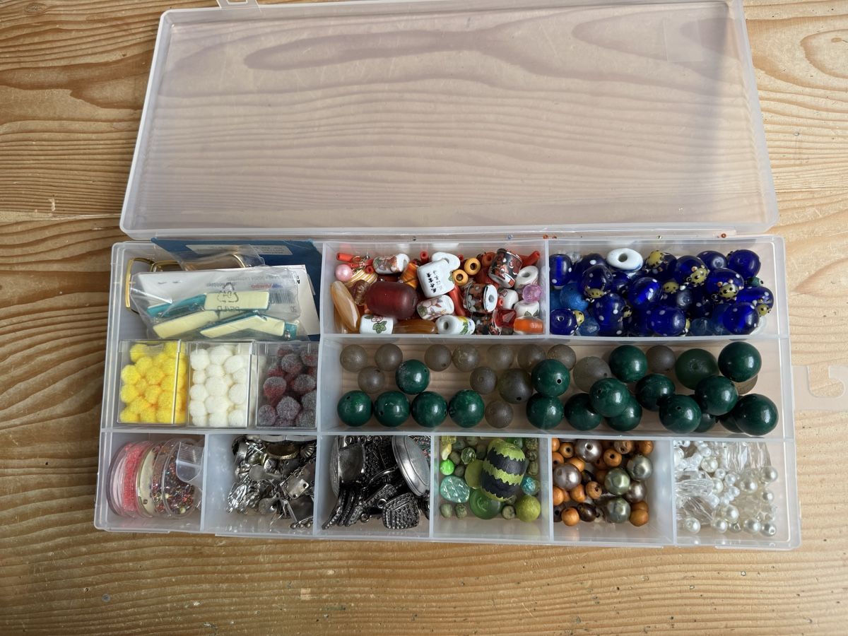 Kit bricolage: Bastelbox mit verschiedenen Perlen etc. – Usato da Solothurn venduto da sim_l6lb