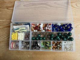 Bastelbox mit verschiedenen Perlen etc.