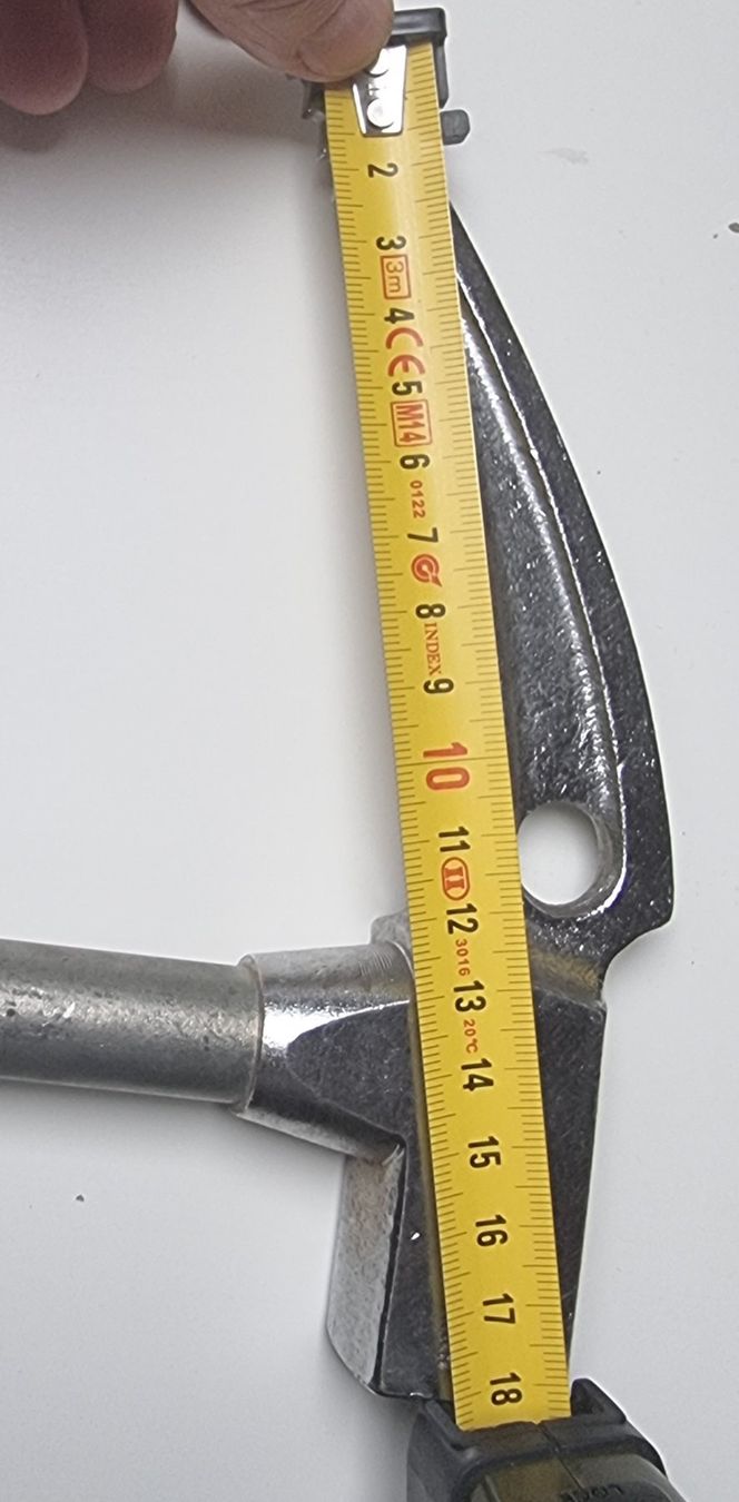 Attrezzatura da arrampicata: Vintage Ice Axe - Classic Mountaineering Tool – Usato da Rolle venduto da Groovytrain 2