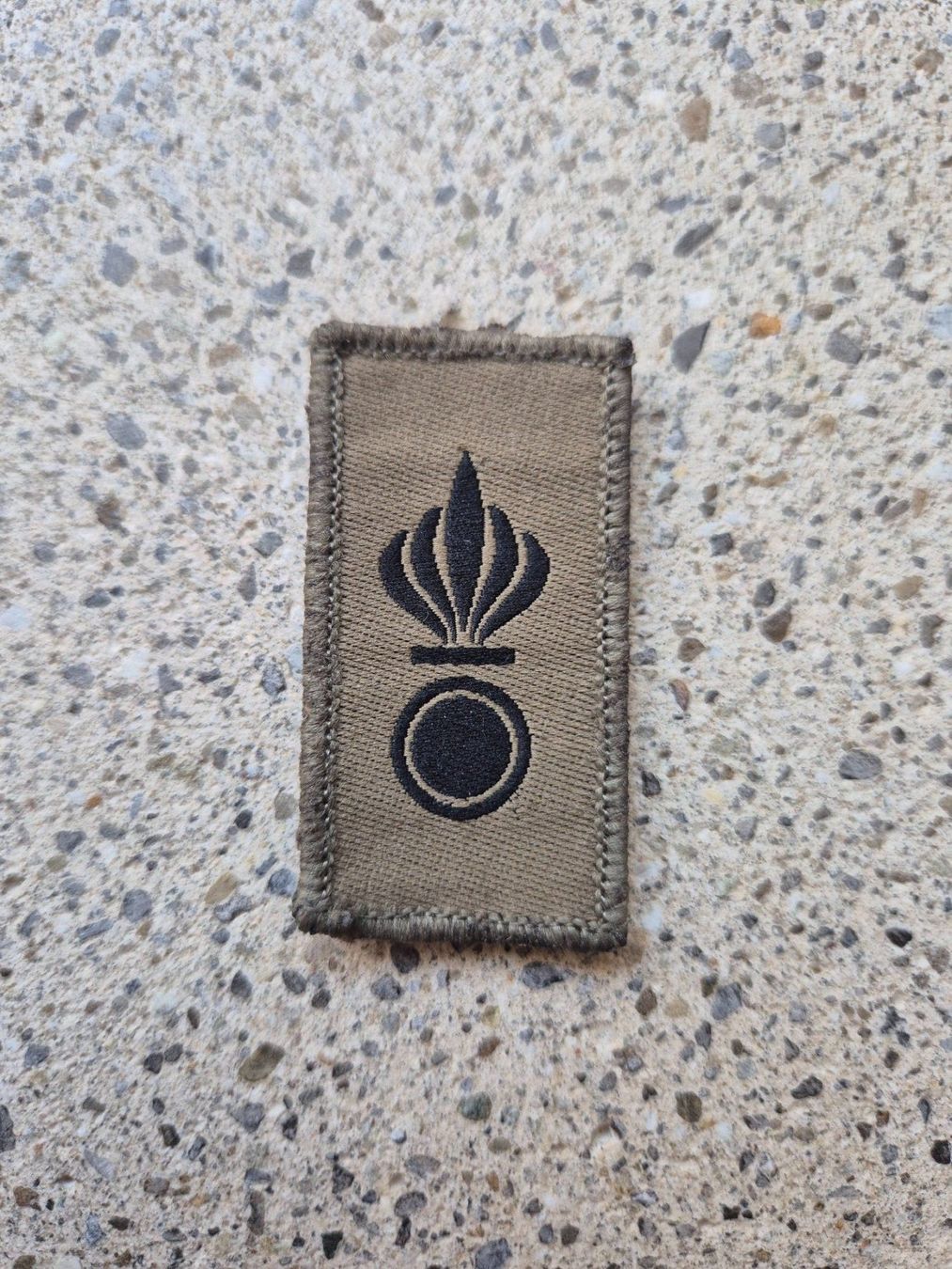 Schweizer Armee Placchette & Badge: Dienstzweigabzeichen Artillerie mit klett – Usato da Riedholz venduto da fr_sIruP