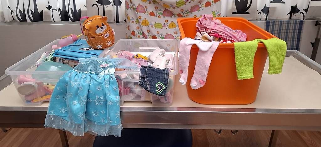 Bambole: Puppenkleider 3 Boxen diverse Grössen – Usato da Urdorf venduto da natascha_1