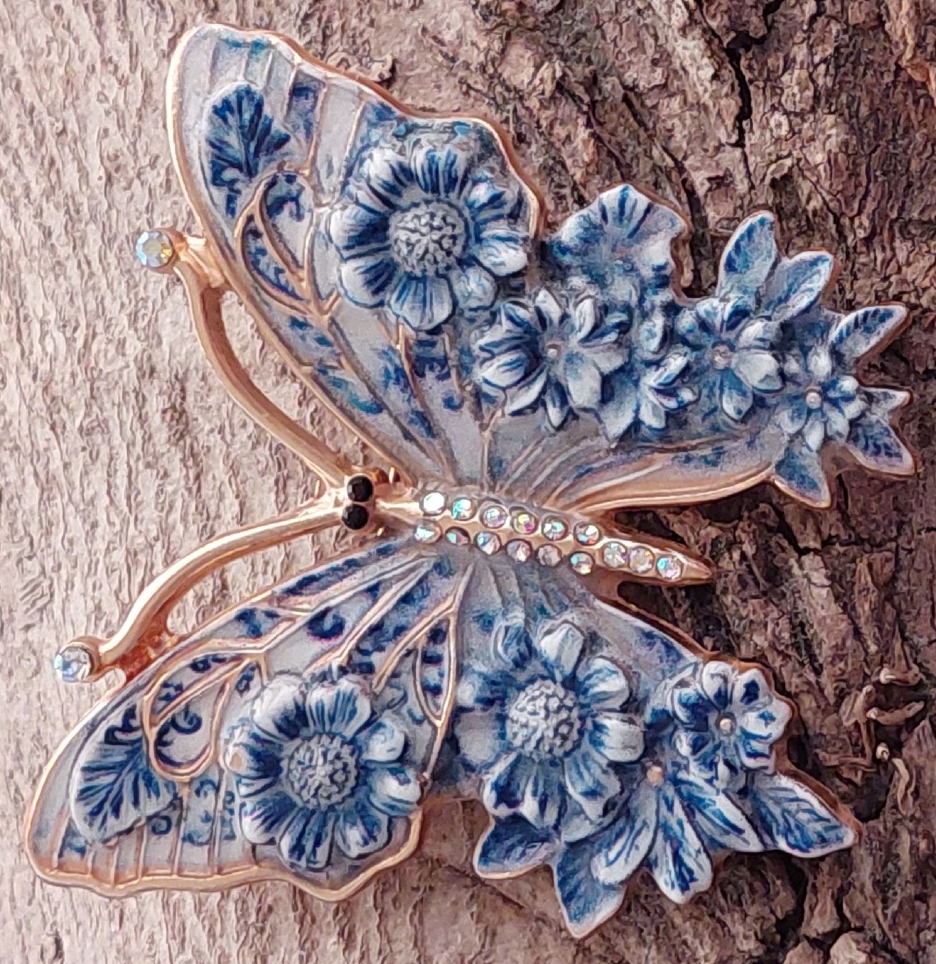 Broschen & Nadeln: Hübsche Brosche Schmetterling blau weiss mit Blumen – Neu (gemäss Beschreibung) aus Oberwil BL von Hunajakakku 4