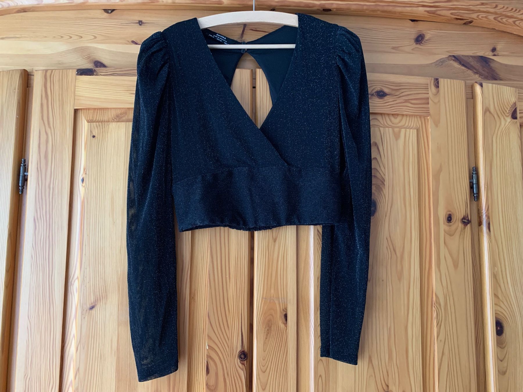 Bershka Top: Schwarzes glizerndes Croptop mit transparenten Ärmeln – Usato da Luzern venduto da Simona15