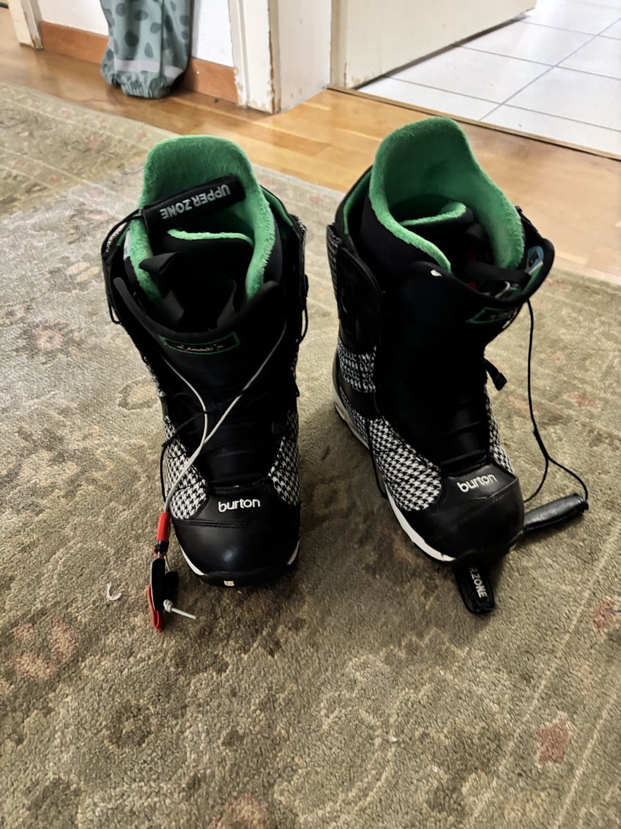 Scarpe da donna: Snowboard boots Burton black white pattern good condition – Usato da Zürich venduto da Maillekeule 1