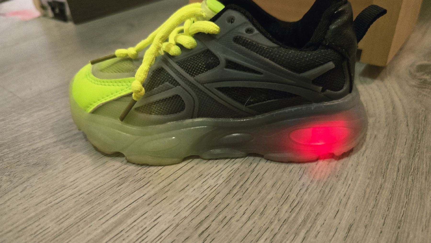 Chaussures garçon: Sneaker gr. 28  mit Led lights – D'occasion à Wängi par tamaso11