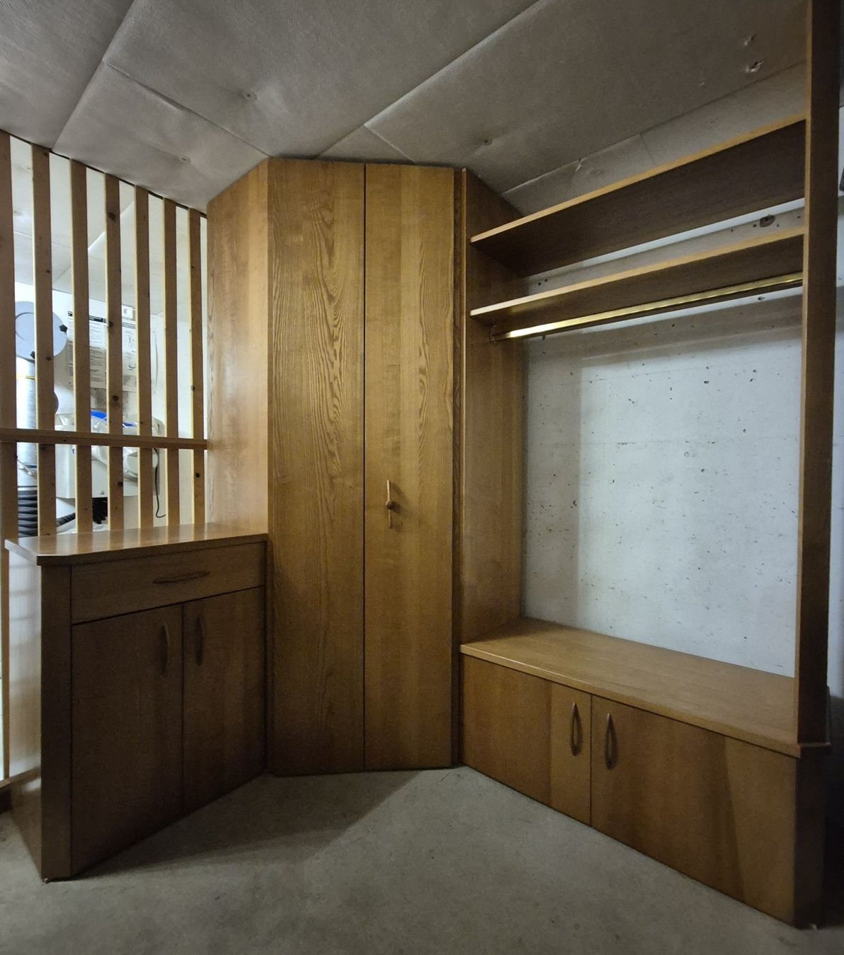 Garderobe: Massgefertigte Eckgarderobe aus Eichenholz (Massiv) – Gebraucht aus Hinwil von Iceeagle