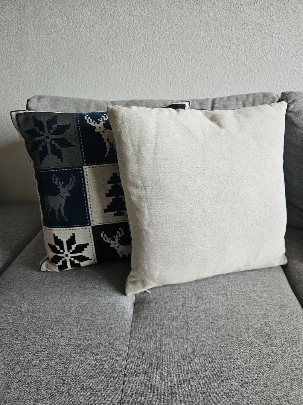 Cuscini: 2 Kissenhüllen Winter Hirsch Deko blau grau weiss Sticker... – Nuovo (secondo la descrizione) da Basel venduto da Anghkorwatt 1
