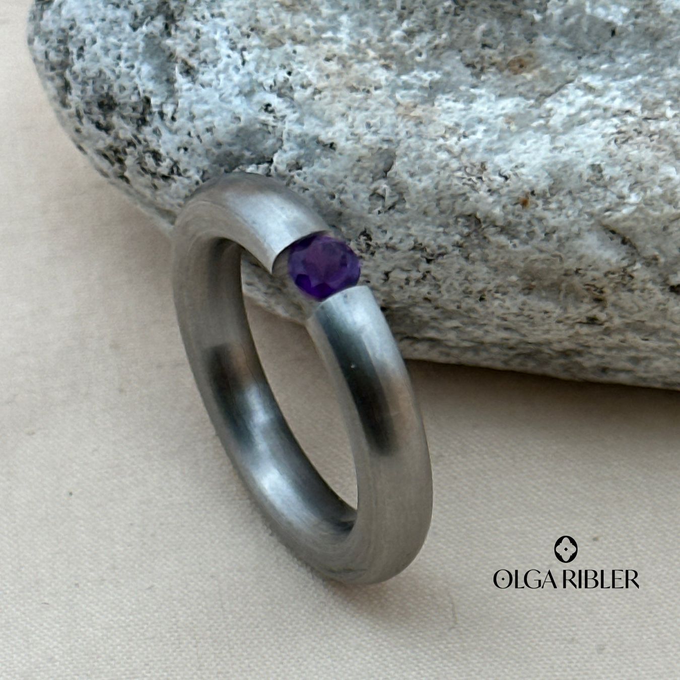 Olga Ribler Bagues: Edelstahl 4 mm  Ring Amethyste,  Ringgrösse 50 – Neuf (Voir description) à Luzern par Schmuckoutlet 2