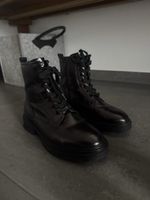 Schwarz glänzende Stiefeletten