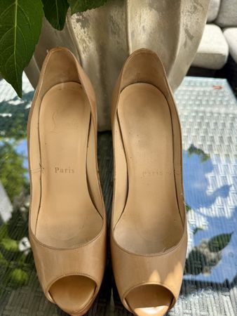 Christian Louboutin Peep-Toe Heels, Größe 35,5.