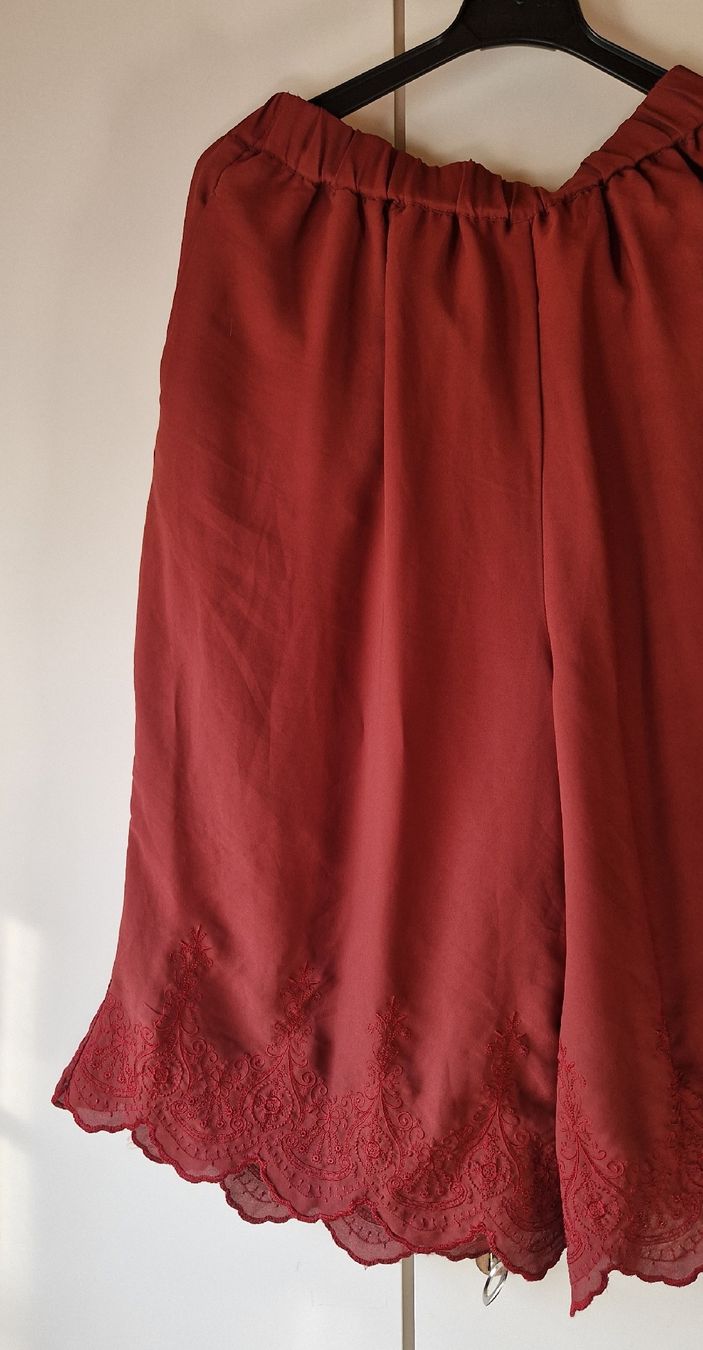 Pantaloni: Culotte mit Stickerei bordeaux ca. Gr. M  – Usato da Andermatt venduto da nin_ks9v 3
