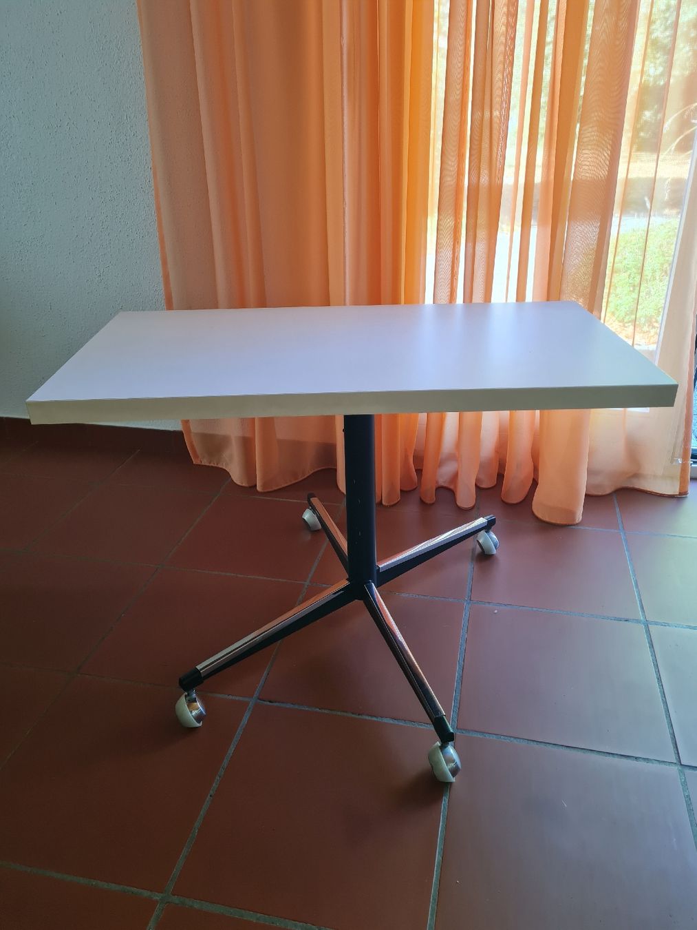 Tische: Beistelltisch weiss mit Räder – Gebraucht aus Kleinandelfingen von reg_yg6p