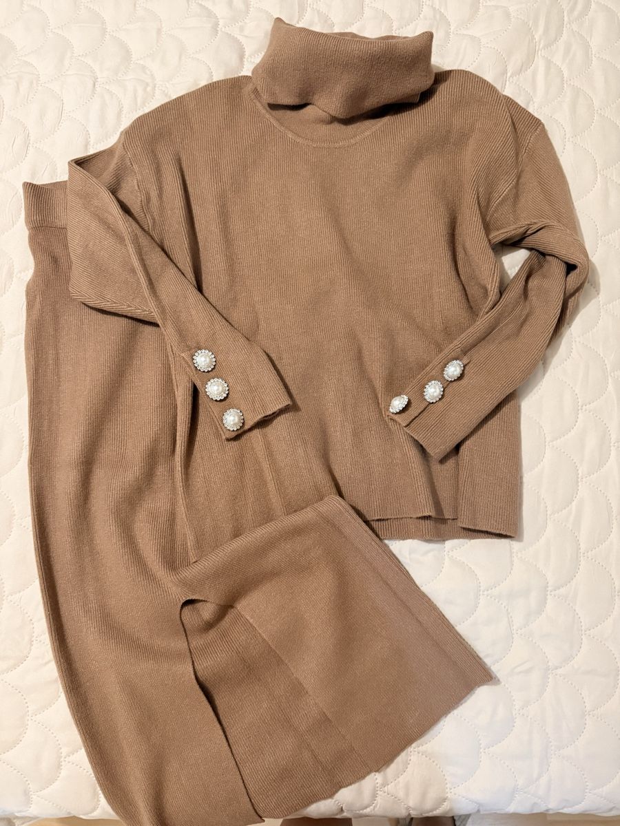 Lotti di vestiti: Rollkragenpullover mit Rock in camel, Einheitsgröße – Usato da Wolfenschiessen venduto da Claudia_castro