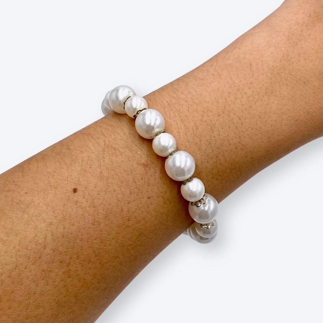 Armbänder & -reifen: Modeschmuck-Armband mit weissen Kunstperlen – Gebraucht aus Oberkirch LU von petitefashion
