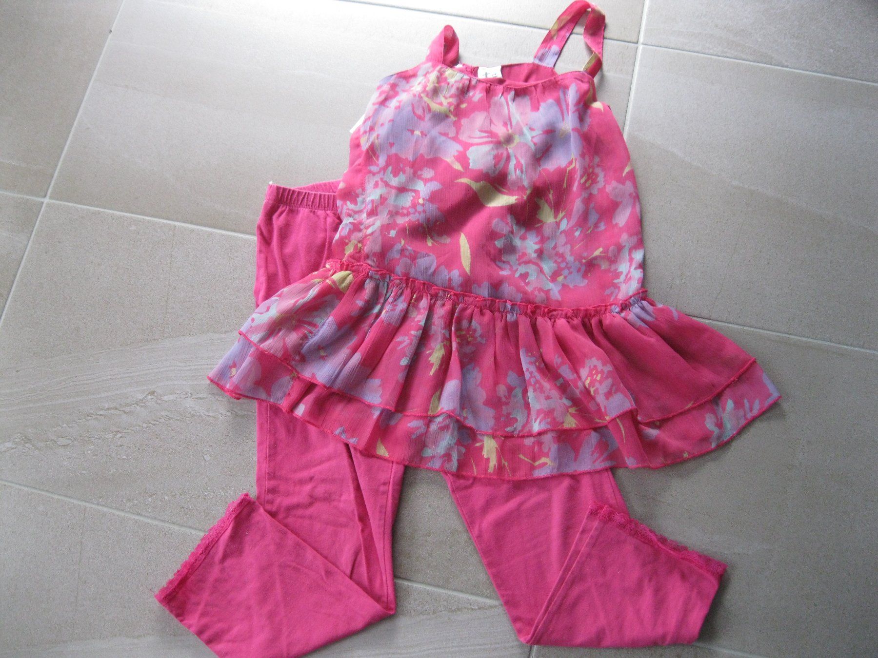 Kleiderpakete & -sets: lot 6 pièces taille 140 – Gebraucht aus vouvry von -tivoli- 2
