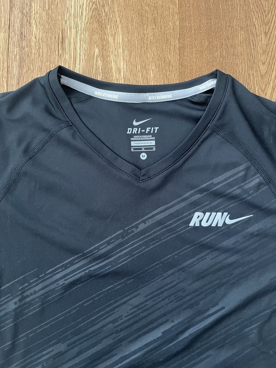 Nike T-shirt: Nike Run Tshirt, Gr. M – Usato da Interlaken venduto da fbnscl 1