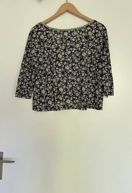 Stradivarius Maglioni & Felpe: Leichter Pullover mit Blumenmuster von STRADIVARIUS, Gr. M – Usato da Jona venduto da Tr3s 2