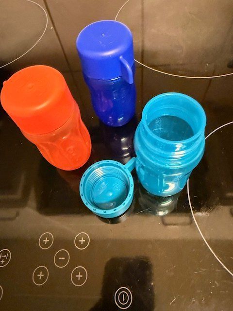 Tupperware Borracce & Thermos: Drei Tupperware Trinkflaschen bunt – Nuovo (secondo la descrizione) da Uster venduto da Greece123 1