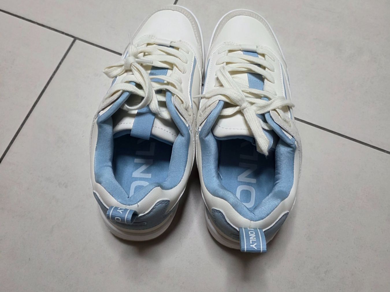 Only Scarpe da uomo: Hellblau/ weisse Only Sneaker, nicht getr Grösse 39. – Usato da Brunegg venduto da Verkaufswelt