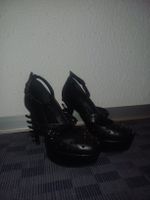 Schwarze Plateau-Pumps mit Nieten und Knochenabsatz Größe 40
