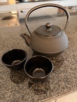 Teekanne Gusseisen mit 2 Becher und Sieb guter Zustand