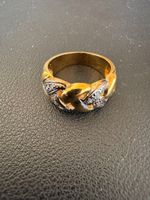 Ein wunderschöner vergoldeter Ring im geflochtenen Kettensti