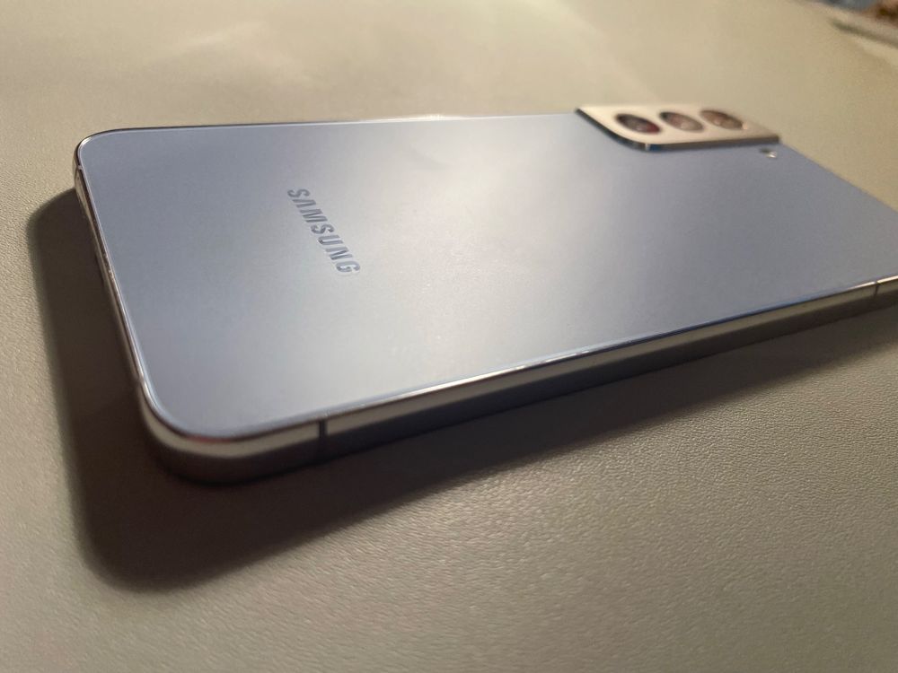 Samsung S22+ 256GB mit Wireless Charger Trio + 32GB SD Karte Kaufen auf Ricardo