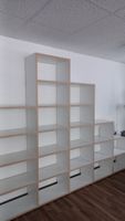 Einzelteile zu modularem Regal