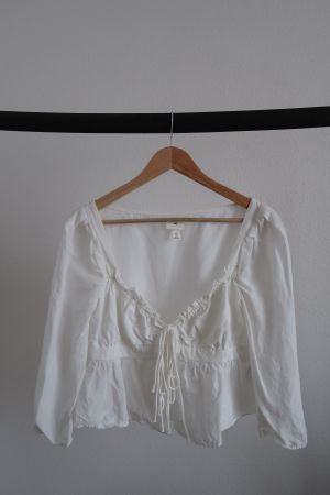 H&M Weisse Bluse mit Rüschen & Schnürung – feminin & elegant