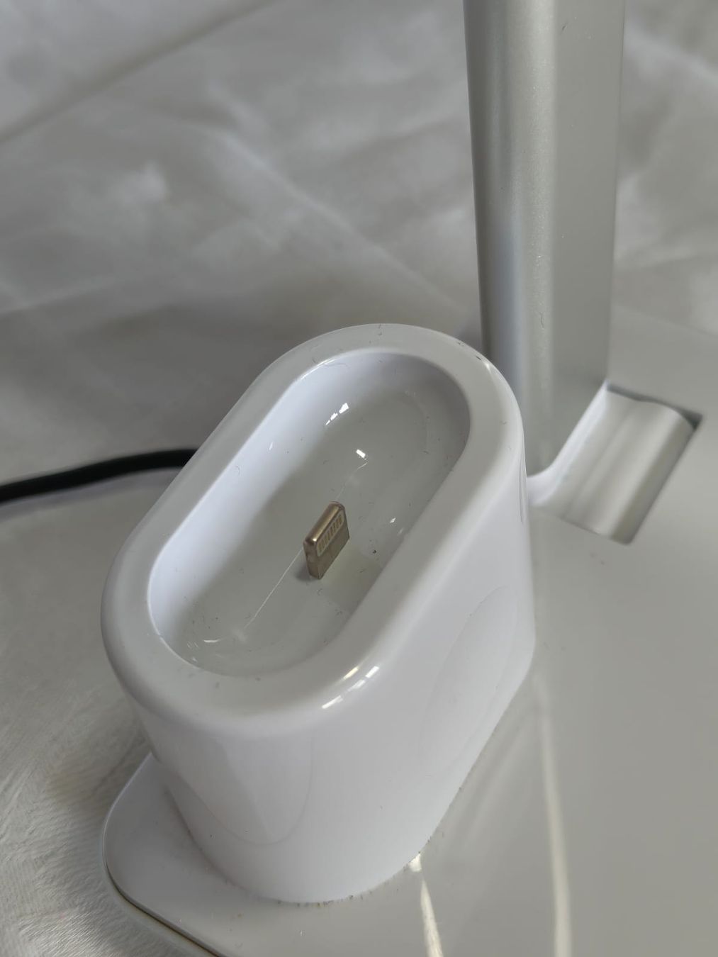 Lampes: Terratec LED-Tischleuchte mit Ladestation  – D'occasion à St, Antoni par SEMAD 2