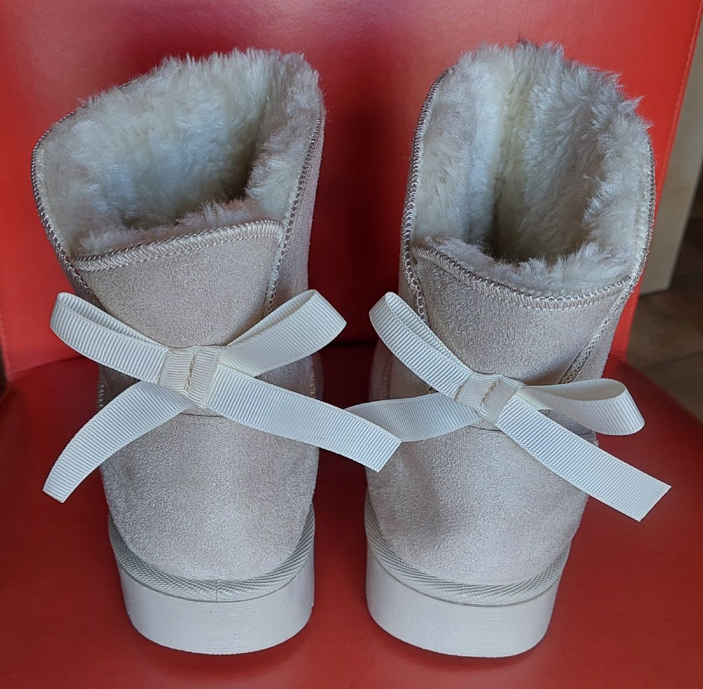 Scarpe da donna: Neue warme hellbeige Boots / Stiefel Gr. 37 mit Schleife – Nuovo (secondo la descrizione) da Oberwil BL venduto da Hunajakakku 2
