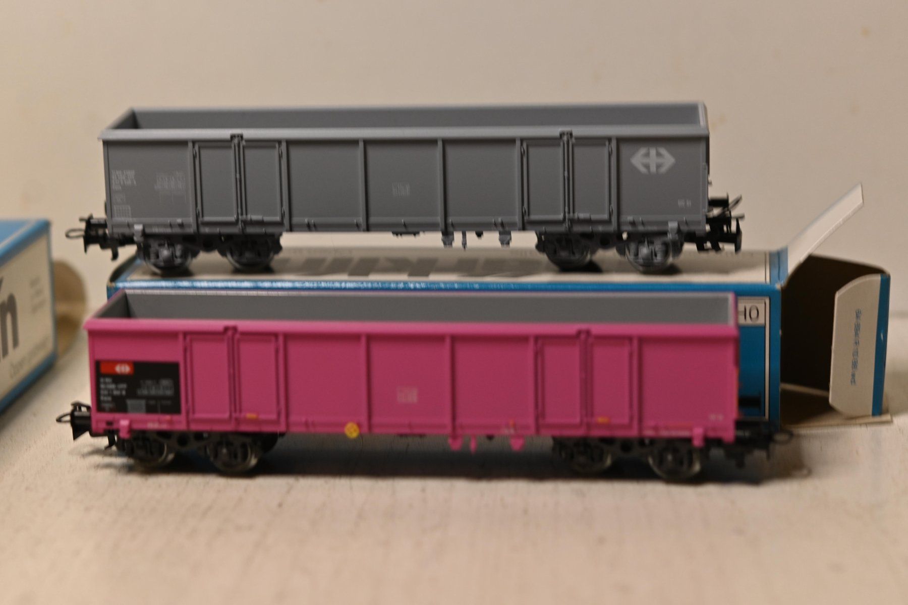 Märklin Modellini di ferrovie: Marklin H0/AC  2 Eaos  SBB Grau/Pink mit OVP – Usato da Laupen ZH venduto da Zmoewe 5