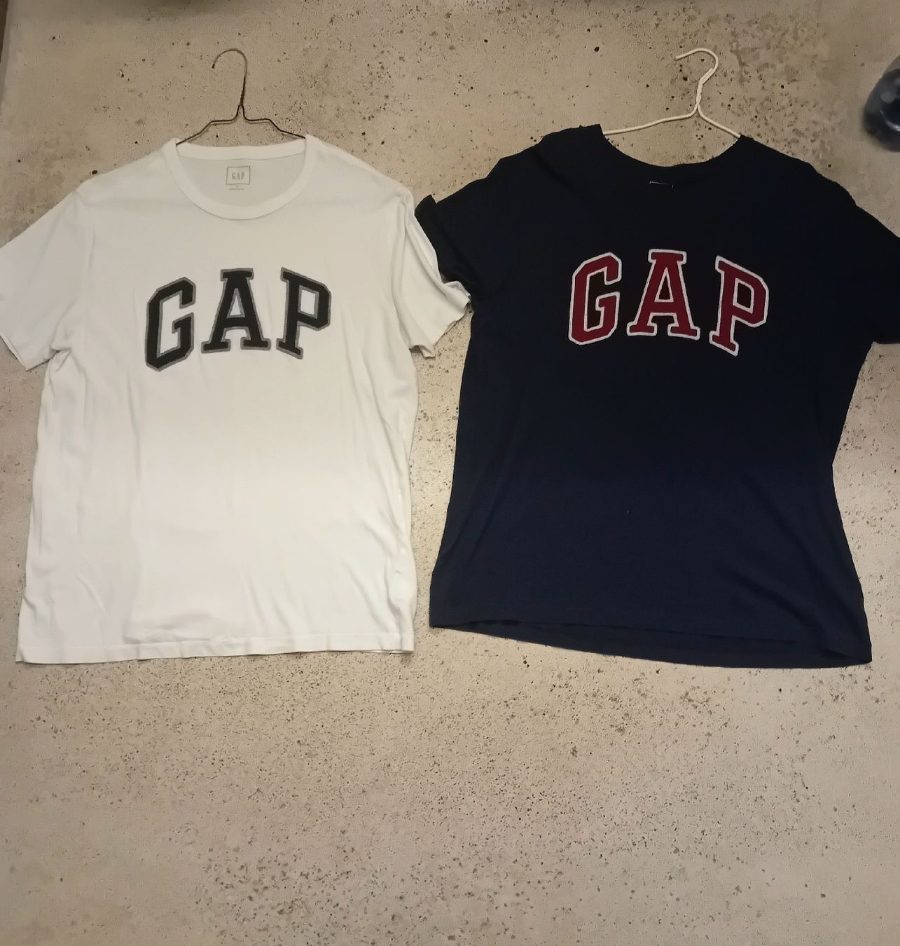 Gap T-shirt: 2 GAP T-Shirt : Gr. M – Nuovo (secondo la descrizione) da Zürich venduto da con_tjl2