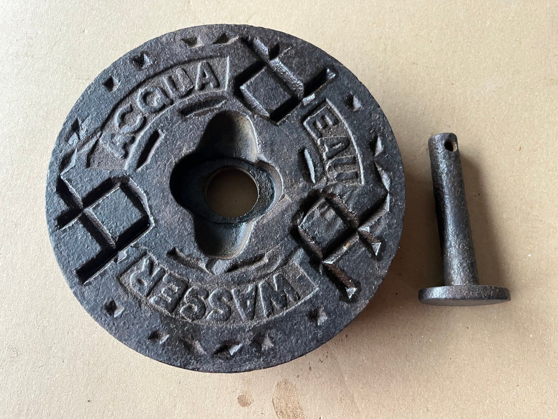 Stagni & Fontane ornamentali: Schachtdeckel Gussdeckel C – Usato da Unterkulm venduto da Fabulirius 3