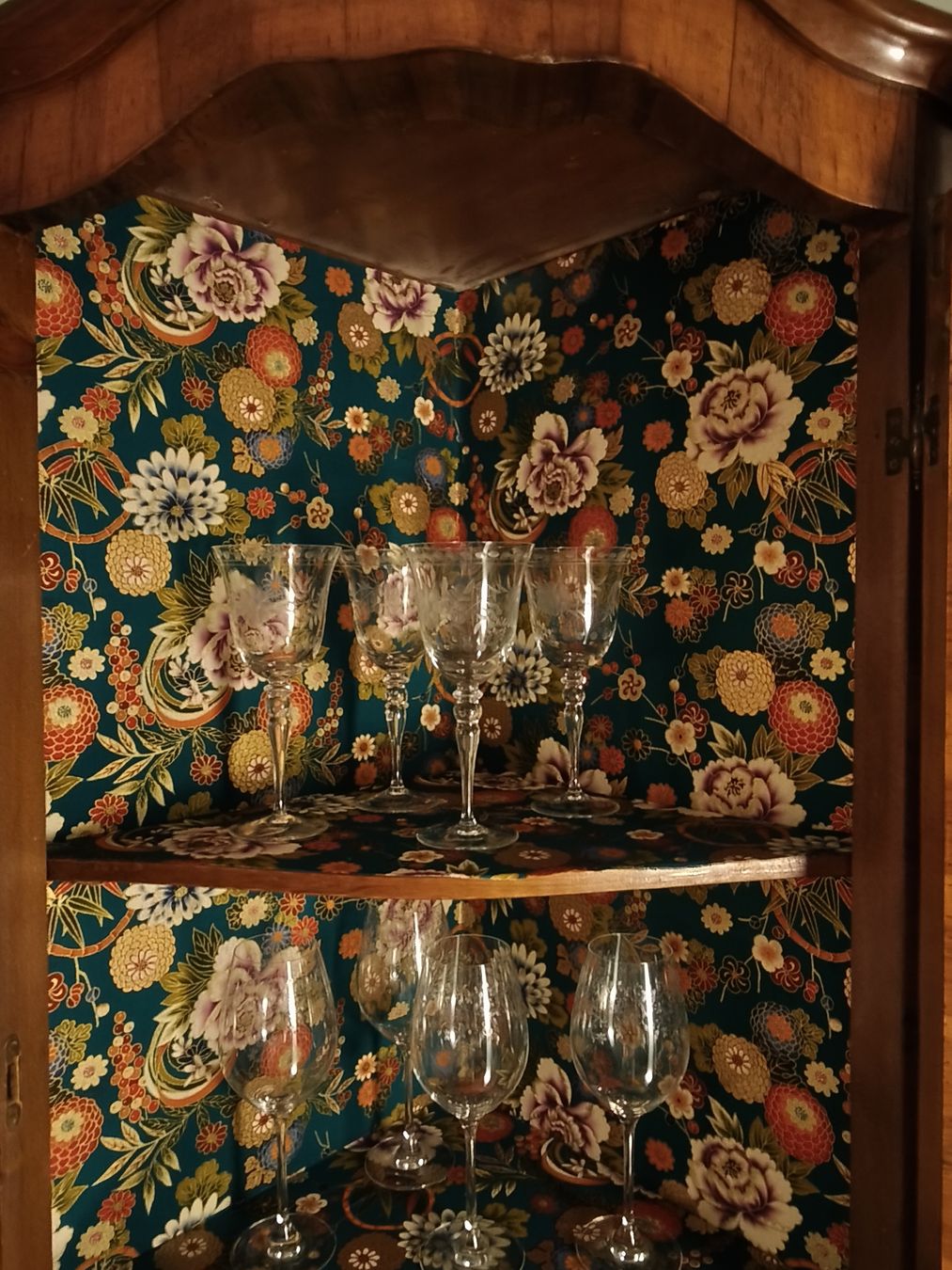 Vitrinen: wunderschöne, restaurierte, innen dekorierte Eckvitrine  – Gebraucht aus Niederwangen BE von rainer1505 3