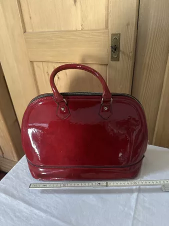 Handtasche Lackoptik rot mit Schulterriemen neuwertig