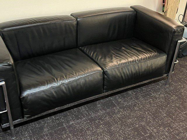 Sofas: Replika Cassina LC2 2-Sitzer Sofa von Le Corbusier – D'occasion à Zürich par susanna09