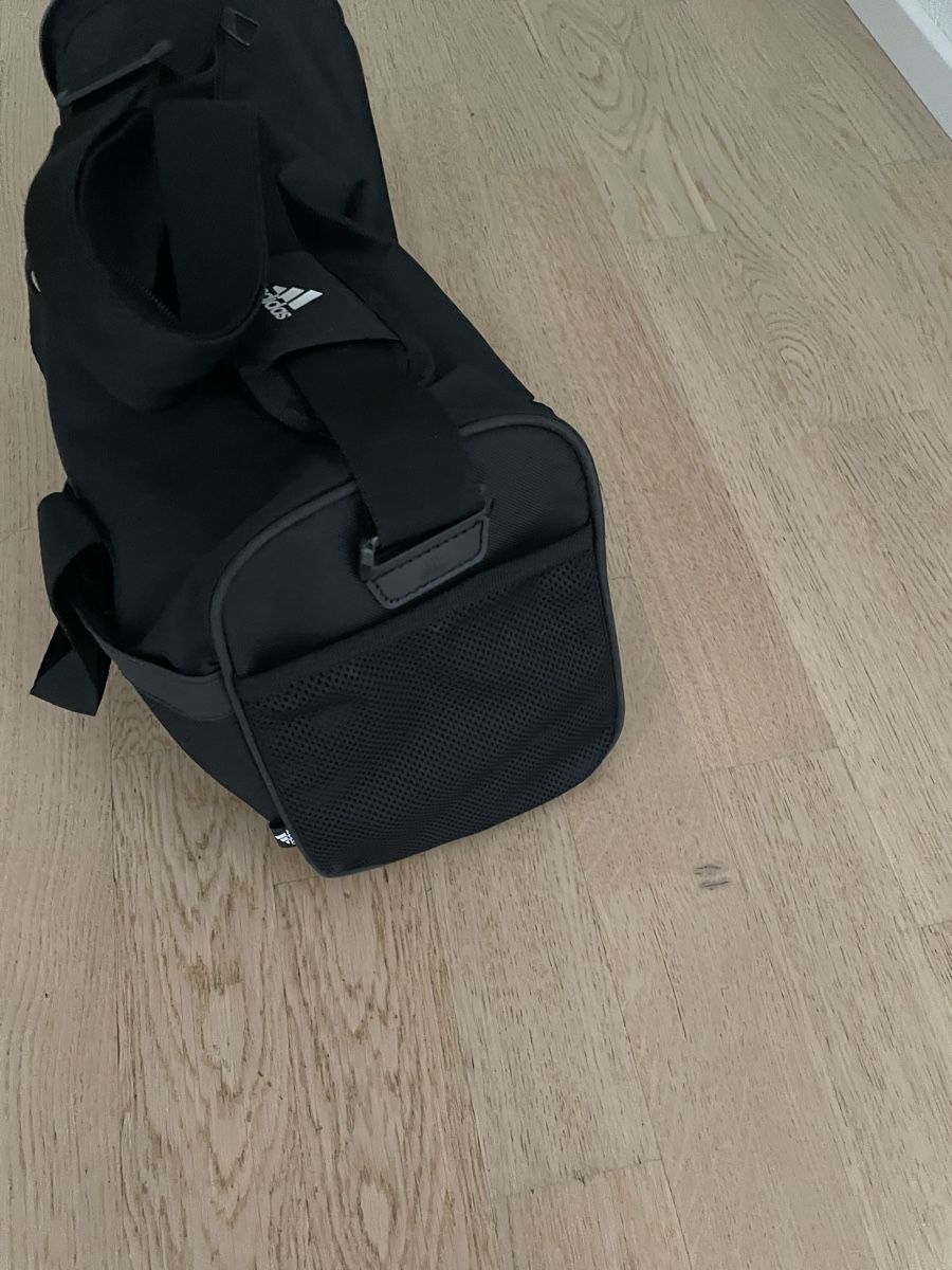 Adidas Taschen: Kleine Adidas Sporttasche – Gebraucht aus Uznach von hub_f7l9 1