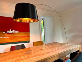 Bogenlampe Schwarz mit Gold-Innenleben, stilvoll, warm
