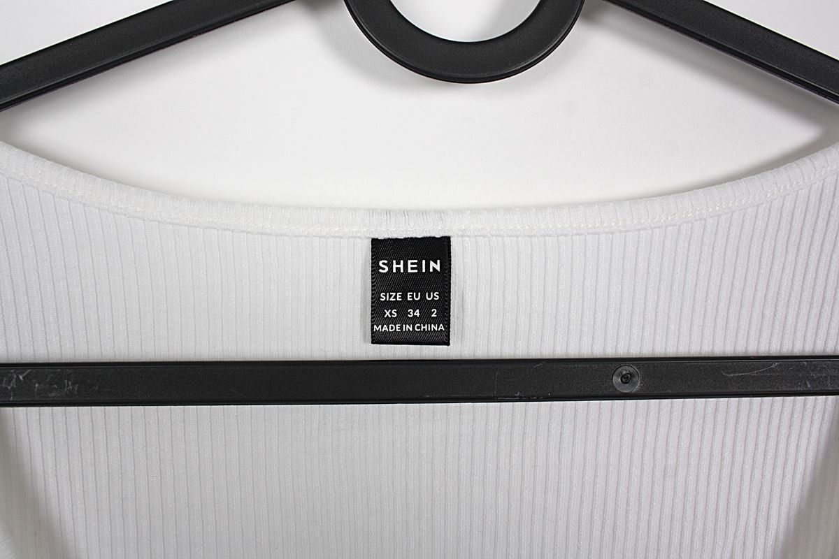 Shein Tops: SHEIN Croptop weiss XS – Gebraucht aus Zollikofen von Restwert_Zollikofen 1