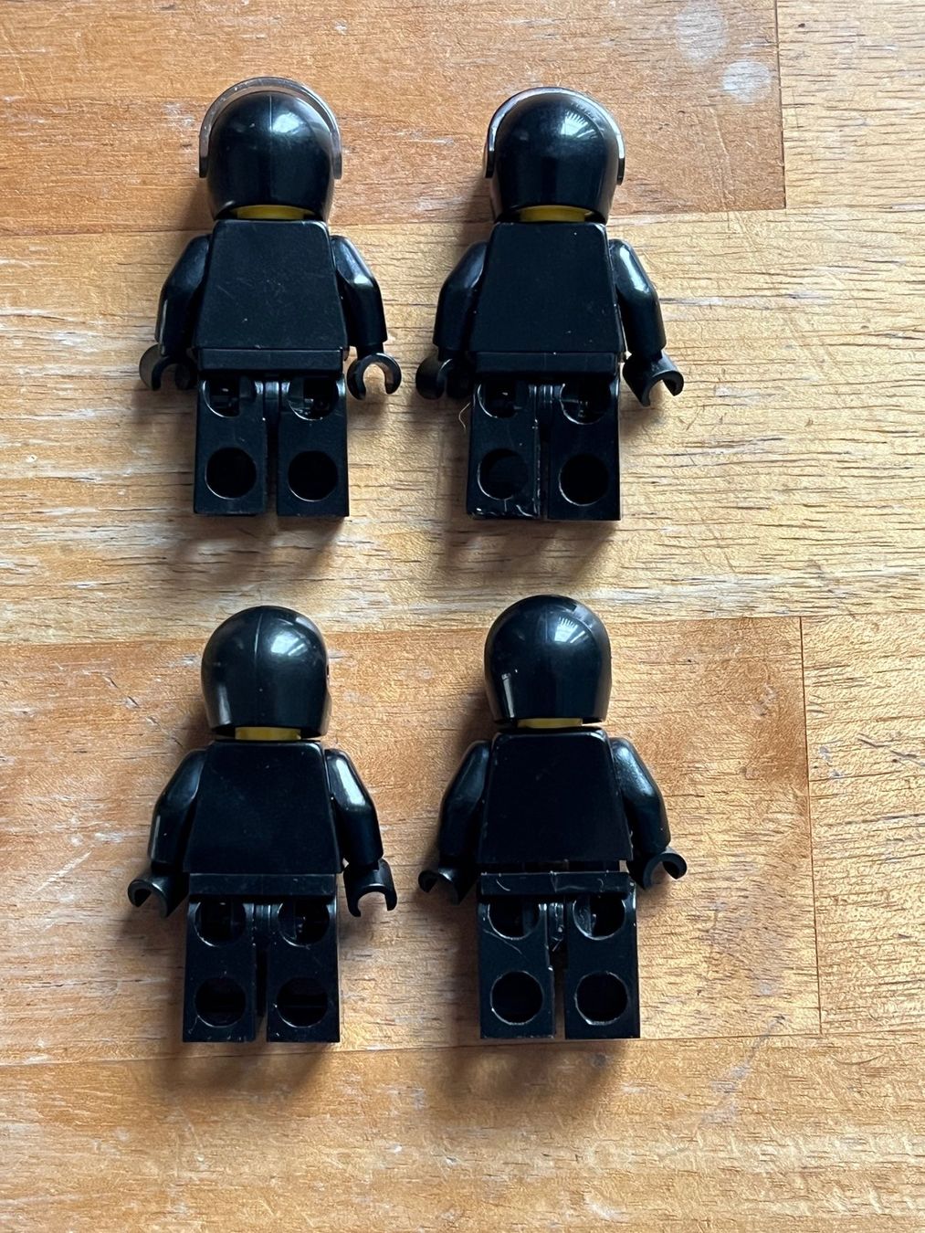 Lego Statuette: 4 Lego Figuren Space Astronaut Blacktron – Usato da Winterthur venduto da Wusa01 1