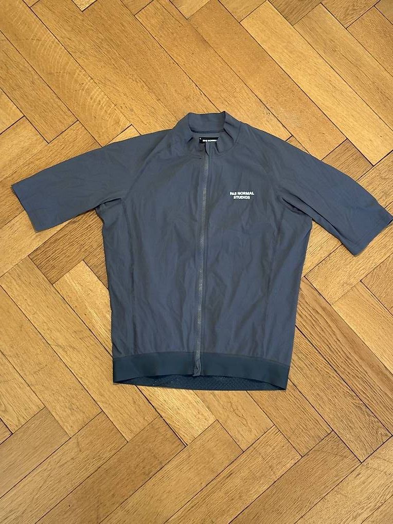 Pas Normal Studios Canottiere & Pantaloni: Maillot PAS NORMAL Essential (L) – Usato da Lausanne venduto da Sirimaz
