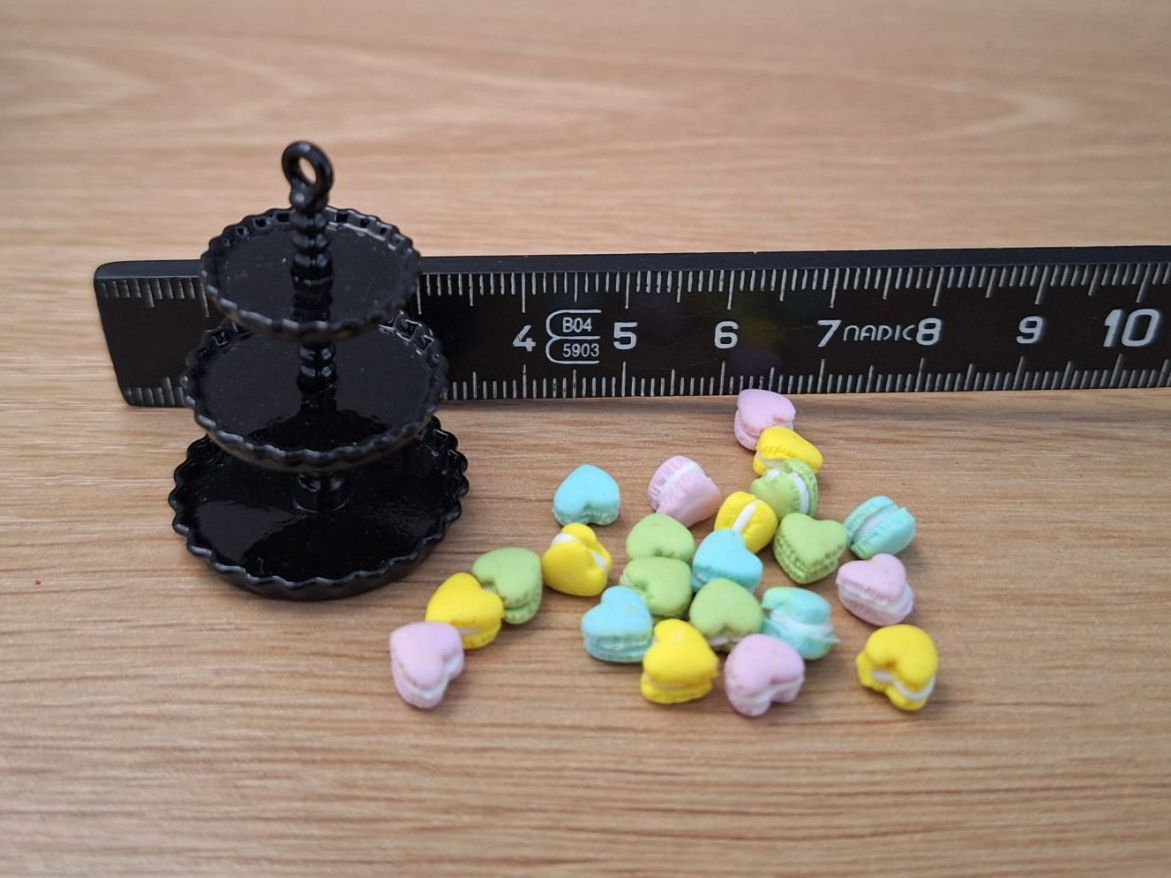 Puppenhäuser & -möbel: Handgemachte Herz Macarons in Etagere – Neu (gemäss Beschreibung) aus Zürich von HandmadeTinyFood 1
