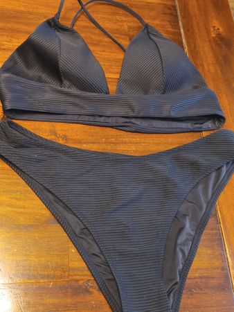 Neuer schwarzer Bikini, Grösse M – perfekt für den Sommer!