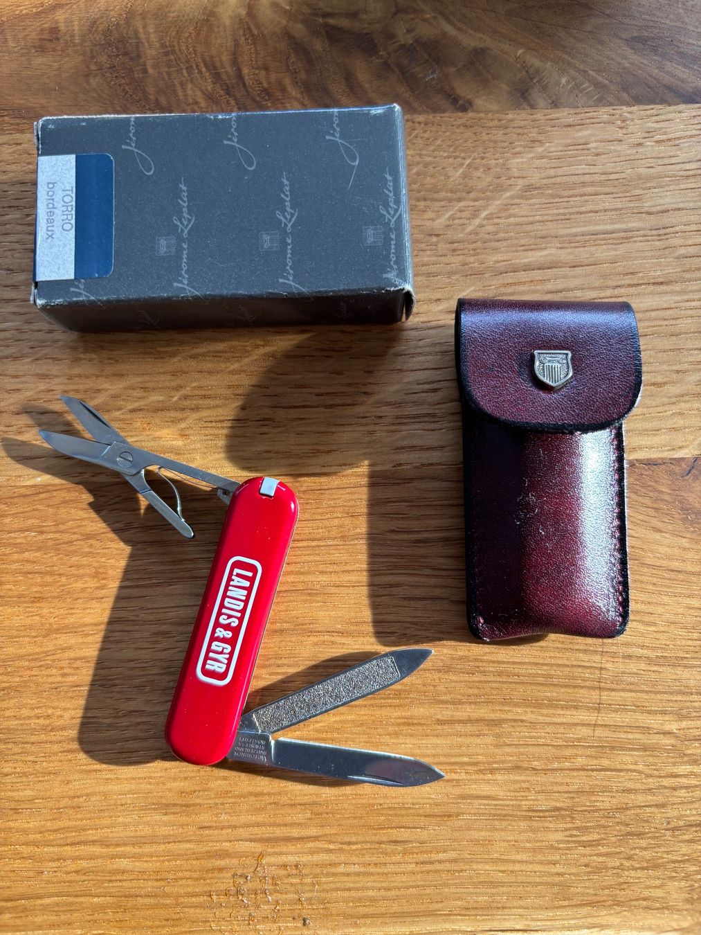 Victorinox Coltelli tascabile: Victorinox Taschenmesser klein mit Lederhülle – Usato da Sins venduto da sinserin 1