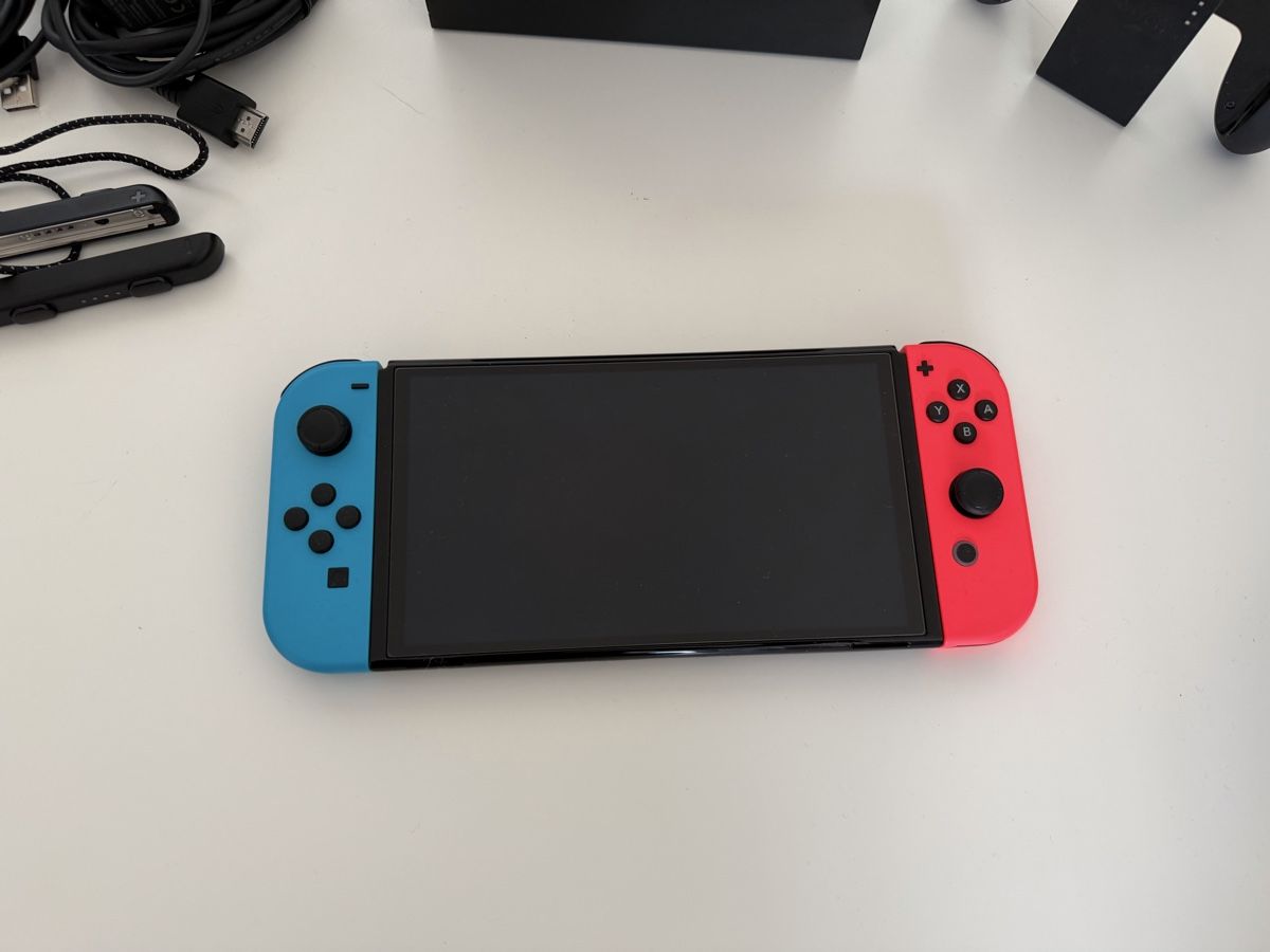 Nintendo Console: Nintendo Switch OLED with Neon Red and Blue Joy-Cons – Usato da Zürich venduto da Yack95