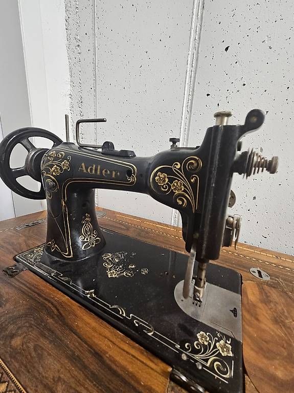 Macchine da cucire: Nähmaschine mit Tisch – Usato da Pfäffikon SZ venduto da sgr87